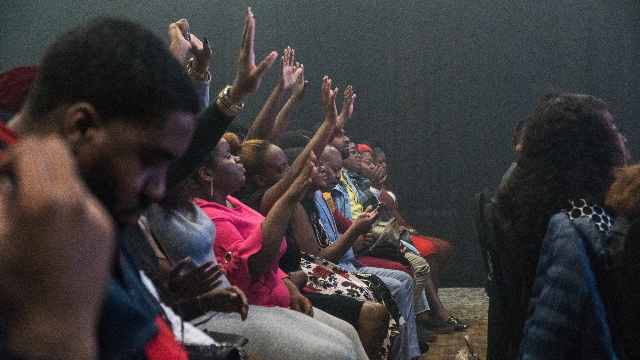 Adoration et mains levées